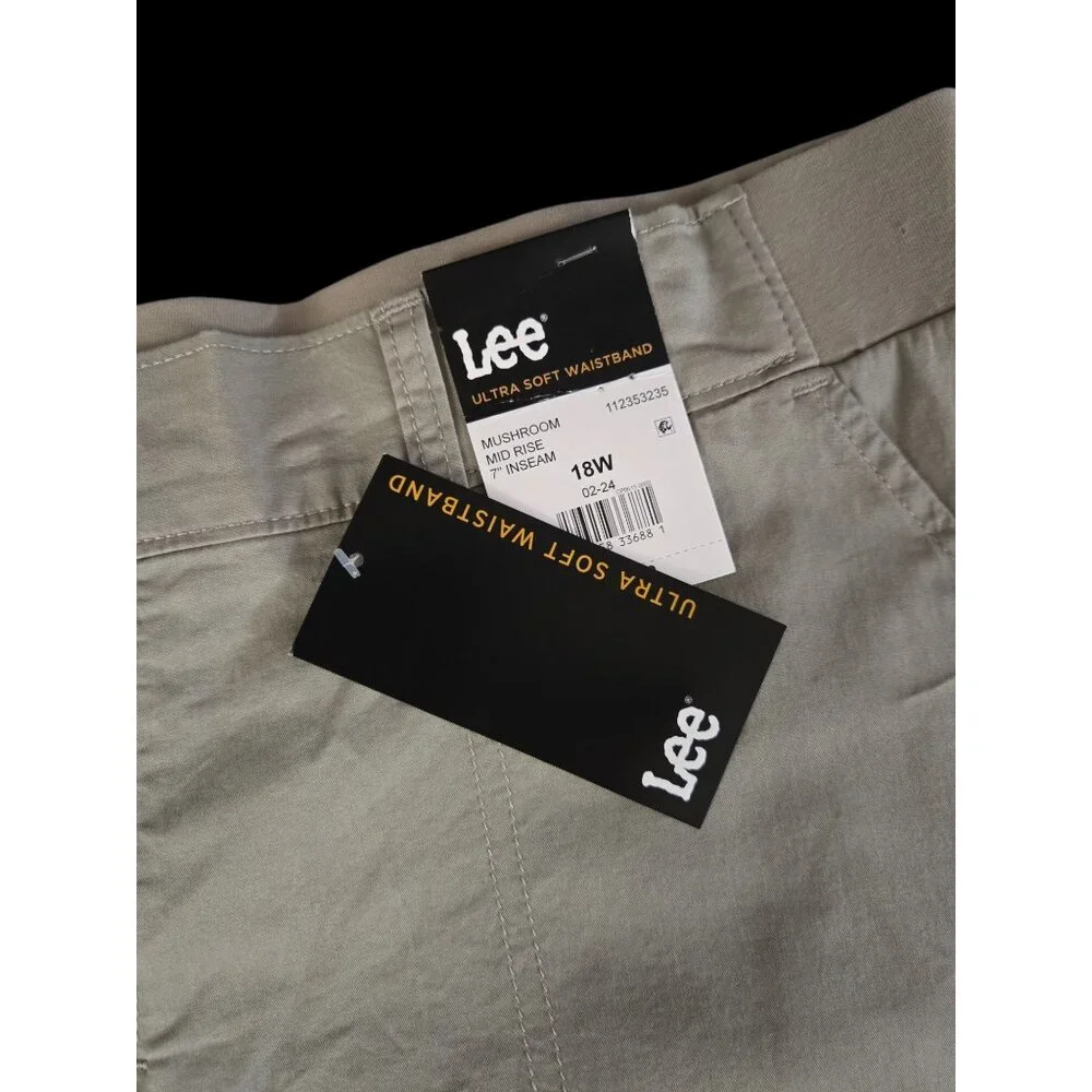 COPY - COPY - Lee Women’s Plus Utility Shorts 18W (1X) Mid Rise Stretch Pockets… - Picture 5 of 8